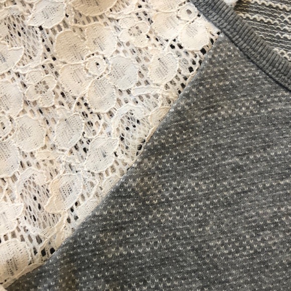 Gray top with lace sleeves - Picture 2 of 2